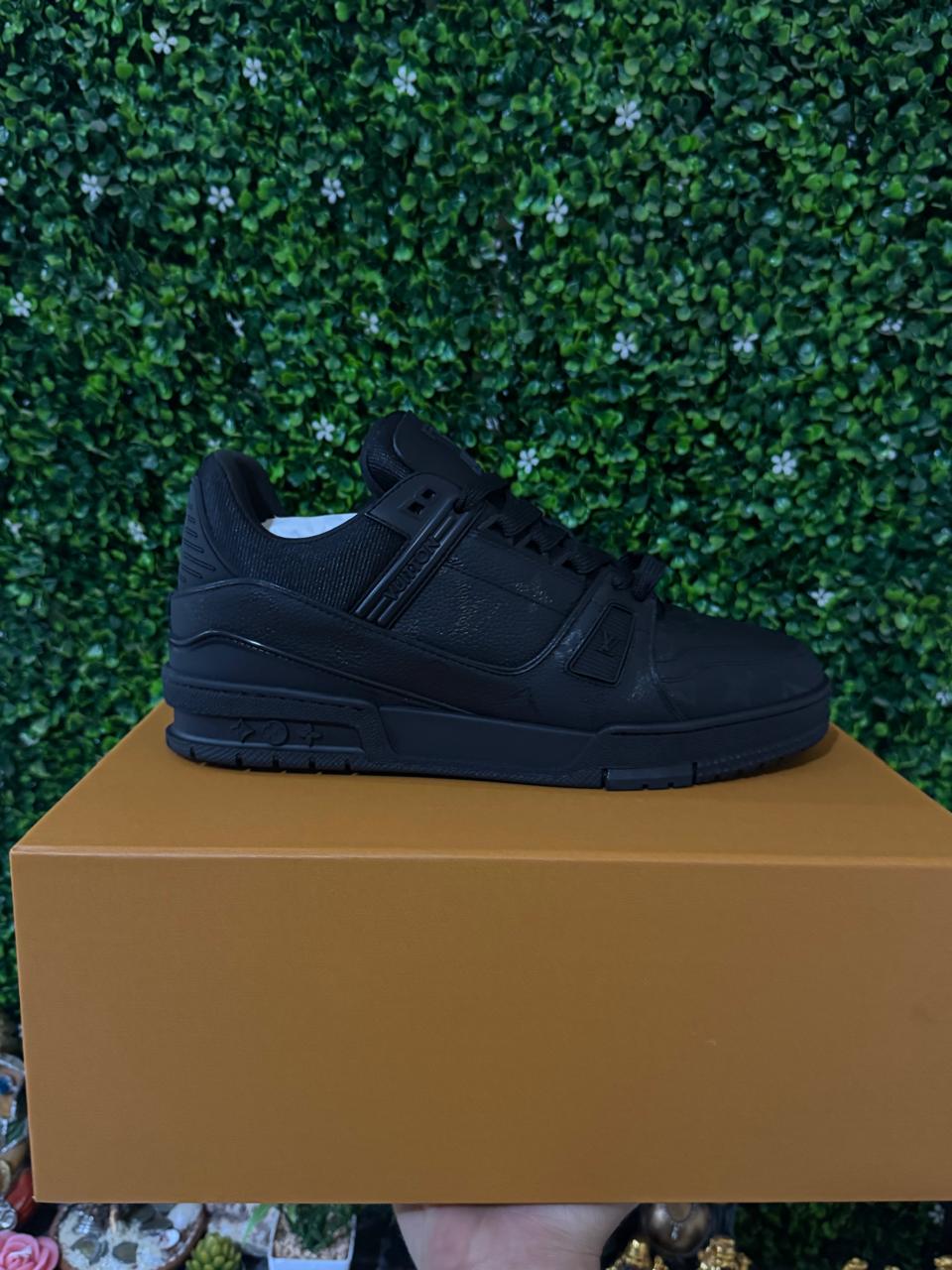 Lv Trainer Full Black